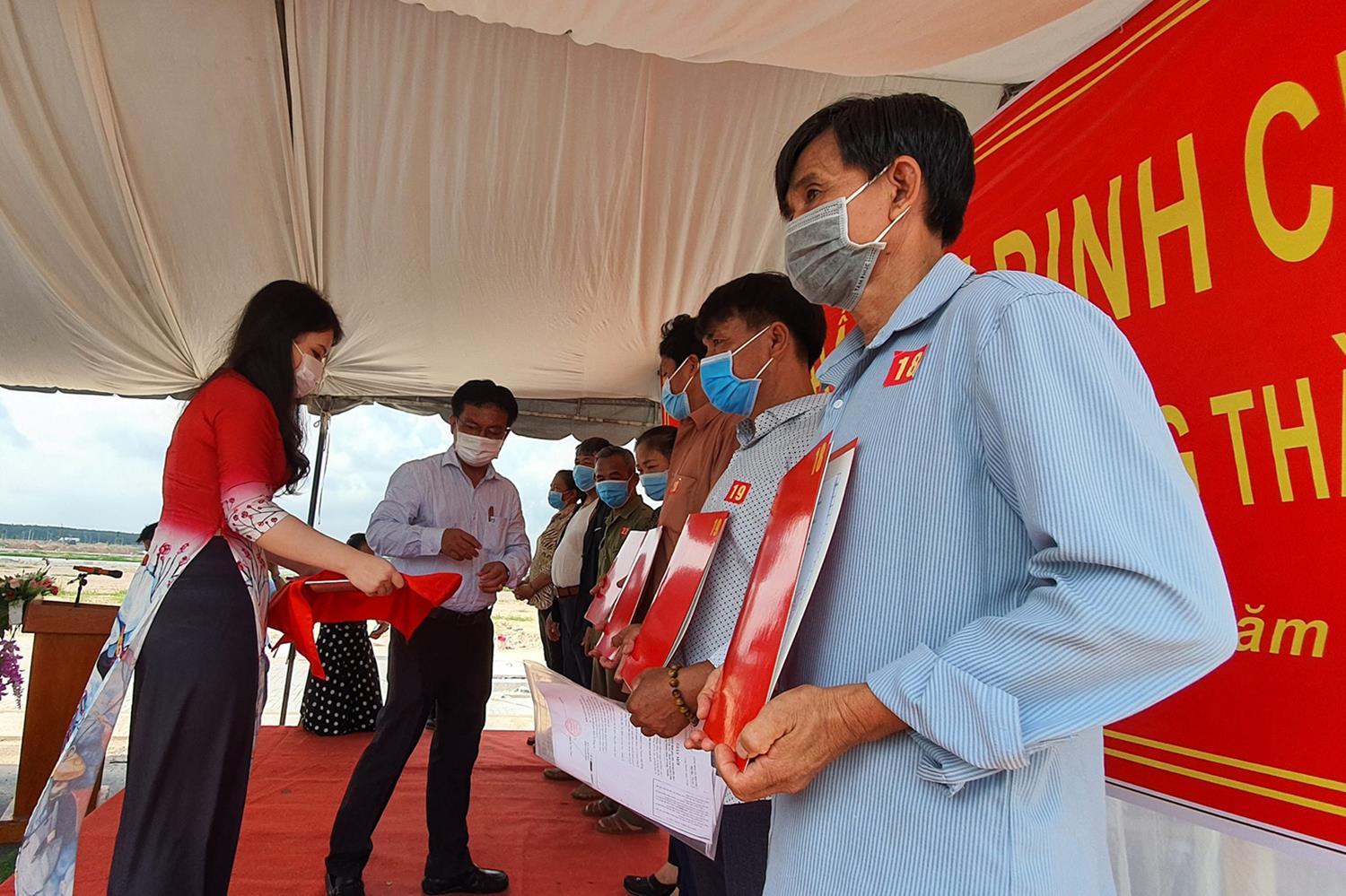 Lãnh đạo UBND huyện Long Thành, Đồng Nai trao quyết định bàn giao đất tái định cư cho các hộ dân 