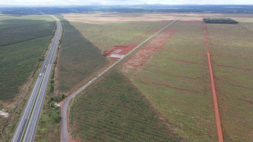 Bên trái là cao tốc TP.HCM – Long Thành – Dầu Giây, bên phải là phần đất thuộc 5.000 ha dự án sân bay Long Thành