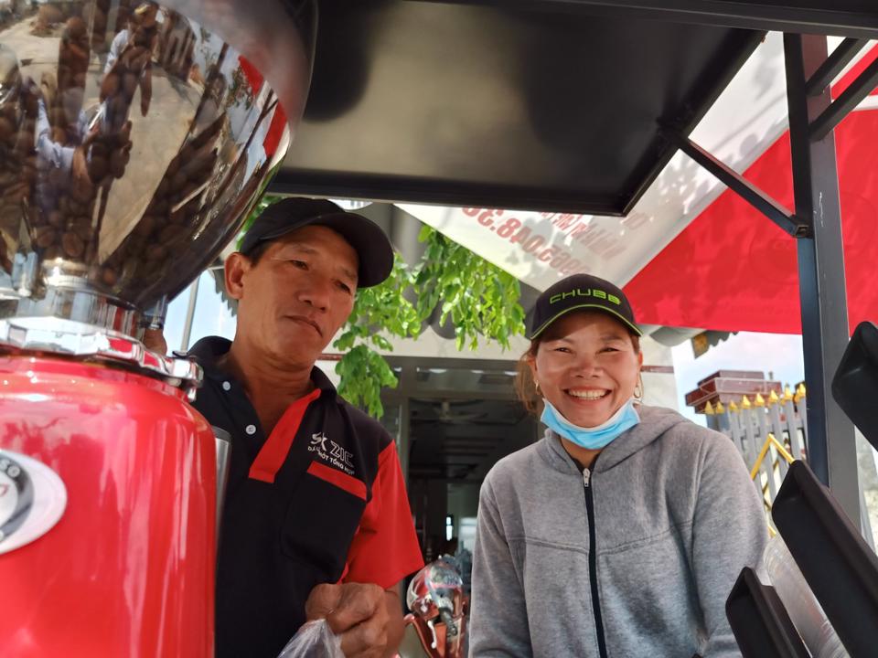Hộ gia đình anh Trương Viết Tuấn bên căn nhà mới và cuộc sống mới, người chồng ngoài phụ vợ bán cà phê mang về ra còn tư vấn đất đai, bán vật liệu xây dựng.