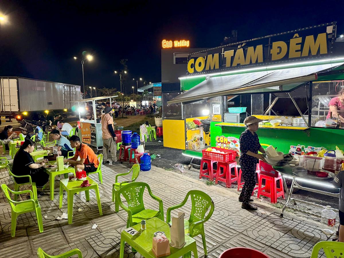 Ở các khu tái định cư, người dân đến sinh sống đông đúc, các dịch vụ thiết yếu đã được hình thành.